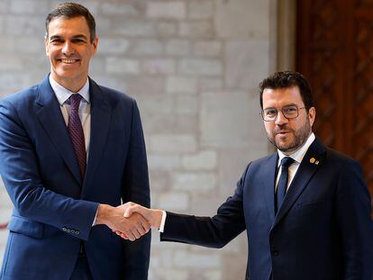 El presidente de la Generalitat, Pere Aragonès, recibe al presidente del Gobierno, Pedro Sánchez, en el Palau.