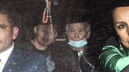 Alberto Fujimori en un auto con su hijo Kenji, al salir del penal de Barbadillo, este 6 de diciembre.