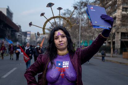 Una mujer hace campaña a favor de la propuesta de la nueva Constitución, en Santiago.