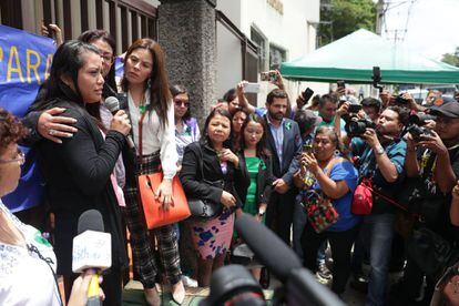 Evelyn Hernández (izquierda) habla ante una multitud, tras conocef el fallo de su juicio en El Salvador. 