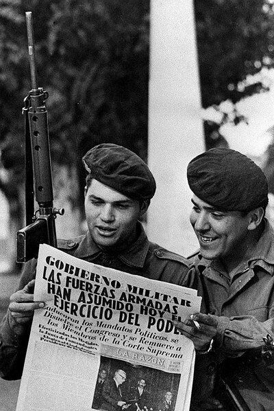 Imagen tomada en la plaza de Mayo de Buenos Aires en marzo de 1976, tras el golpe de Videla.