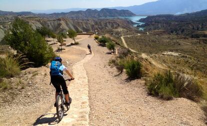 Ciclistas en la ruta Espubike, en el parque regional de Sierra Espuña (Murcia).