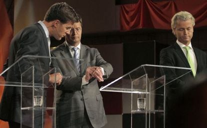 De izquierda a derecha, el liberal Mark Rutte, el dem&oacute;cratacristiano Jan Peter Balkenende y el ultra Geert Wilders, en un debate de la campa&ntilde;a de 2010.