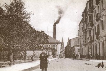 Imagen de Logroño, con la fábrica de tabacos al fondo, a finalnes del siglo XIX o principios del XX.