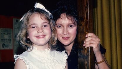 Drew Barrymore con su madre en 1984.