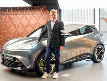 El presidente de Seat y Cupra, Wayne Griffiths, junto al Cupra UrbanRebel.