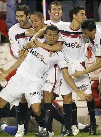 Los jugadores del Sevilla felicitan a Daniel Alves tras su gol