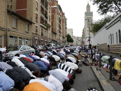 Decenas de musulmanes rezan en el exterior de la Gran Mezquita de París.