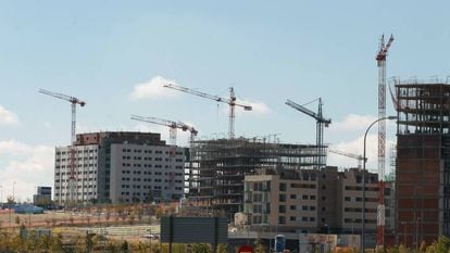 Obras de construcción en un barrio de las afueras de Madrid, en julio de 2021.