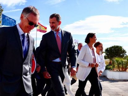 El presidente de Grupo PSA, Carlos Tavares, el rey Felipe VI y la ministra de Industria, Reyes Maroto, a su llegada a la planta de Figueruelas, este lunes. 