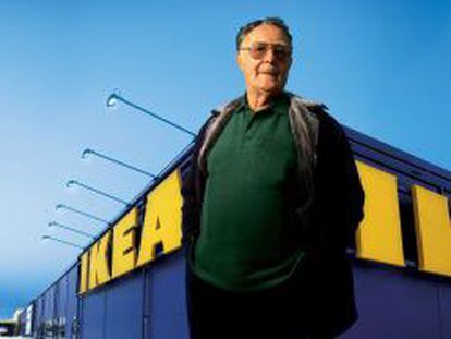 El fundador y due&ntilde;o de IKEA, Ingvar Kamprad, delante de uno de sus grandes almacenes en Suecia.