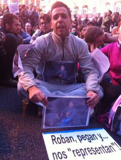 Francisco Javier, en la manifestación del miércoles mostrando la foto de su padre, herido el día anterior.