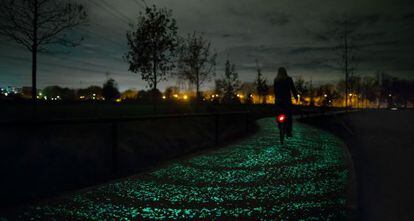 El primer carril bici fluorescente del mundo, en Nuenen.