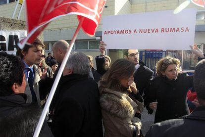 Protesta de trabajadores de Clesa en enero pasado, mientras otros empleados apoyan al grupo.