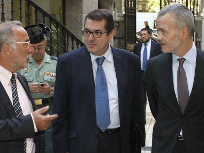 El ministro del Interior, Antonio Camacho (dcha), junto al director general de Tr&aacute;fico, Pere Navarro (izda), y el diputado de CiU Jordi Jan&eacute;.