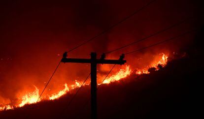 El incendio Fairview arde detrás de las líneas eléctricas que rodean al poblado de Hemet, del 6 de septiembre de 2022.