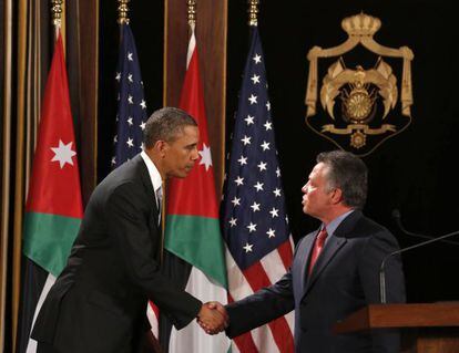 Obama saluda al rey Abdal&aacute; II tras su comparecencia conjunta. 