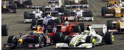 Jenson Button, a la derecha, intenta adelantar a Vettel al inicio de la carrera de ayer en Bahrein. A la derecha, el Renault de Fernando Alonso.
