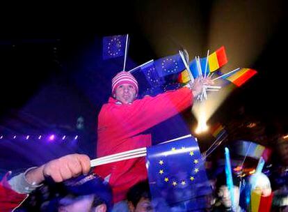 Celebración del año nuevo 2007 en la plaza de la Universidad de Bucarest, con banderas rumanas y de la UE.