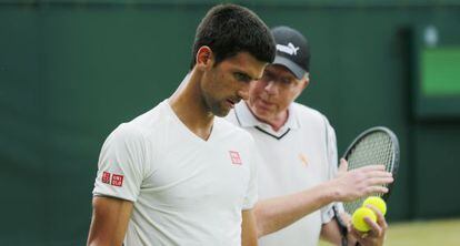 Djokovic recibe consejos de su entrenador Boris Becker.