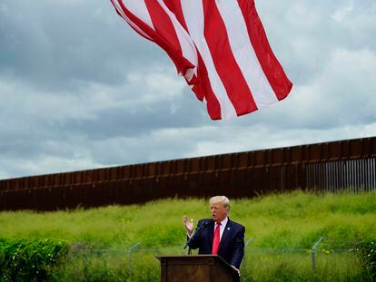 El expresidente Donald Trump visita el muro fronterizo en Texas esta semana.