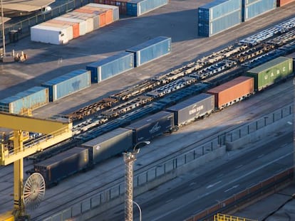 Contenedores en un tren esperando a ser enviados desde el puerto de Barcelona.