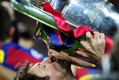 Leo Messi besa la Copa de Europa en Wembley.