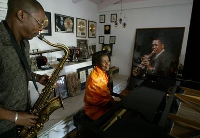 Ravi y Alice Coltrane ensayan ante un retrato de John Coltrane, en la casa de la pianista, en 2004.