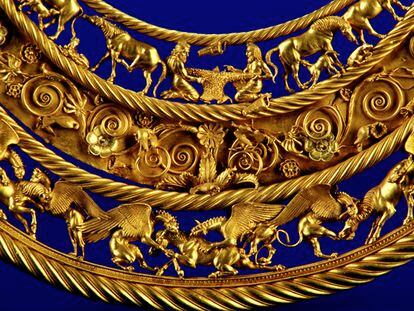 Collar de oro escita procedente de un túmulo funerario real, en Towsta Mohila, en Ucrania, que data de la segunda mitad del siglo IV a. C. Es un ejemplo de los objetos ucranios en riesgo de ser objeto de tráfico.