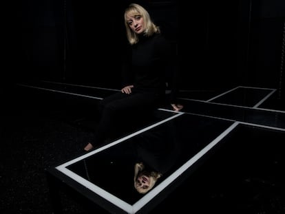 La dramaturga Lola Blasco autora de la obra 'Marie' posa en el escenario del Teatro La Abadía.