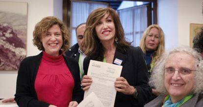 Alba Doblas, a la izquierda, con Mar Cambrollé y otros representantes del colectivo transexual.