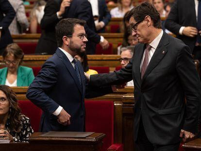 Pere Aragonès conversa con Salvador Illa, durante la segunda jornada del debate de política general, en septiembre.