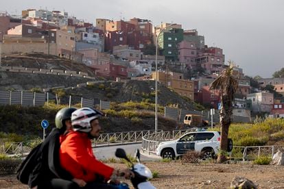 Una moto pasaba el miércoles por delante del barrio de El Príncipe Alfonso, en Ceuta.