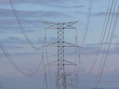 ZARAGOZA 24/01/2023.- Torres eléctricas en las cercanías de Zaragoza. El precio de la luz mañana 25 de enero, para los clientes de tarifa regulada vinculados al mercado mayorista subirá este miércoles por tercera jornada consecutiva, hasta los 93,82 euros por megavatio hora (MWh), lo que supone un aumento del 5,69% en comparación con los 88,77 euros/MWh de este martes. EFE/JAVIER BELVER

