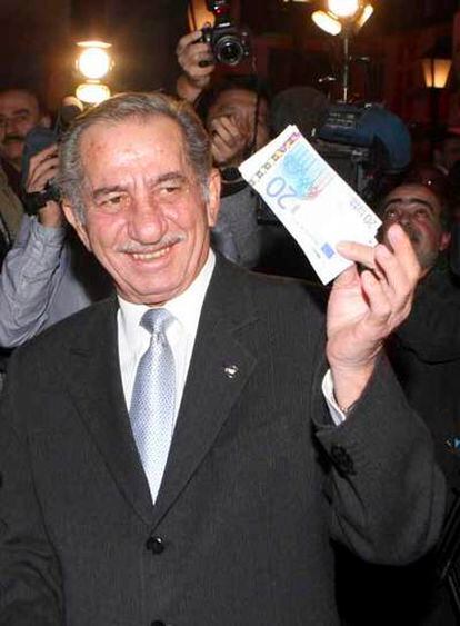 El presidente chipriota sostiene un billete de 20 euros.