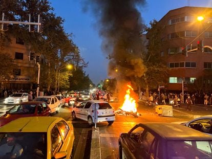 Una moto de la policía ardía durante una protesta por la muerte de la joven Mahsa Amini, el 19 de septiembre en Teherán.