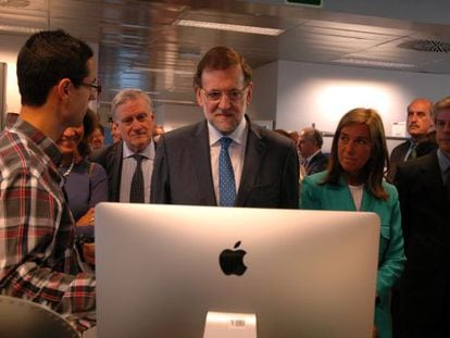 Mariano Rajoy, durant la seva primera visita com a president del Govern espanyol a un centre d'investigació, el 2014.
