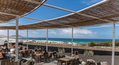 Terraza del restaurante Dunas de Famara, en la localidad de Teguise (Lanzarote).