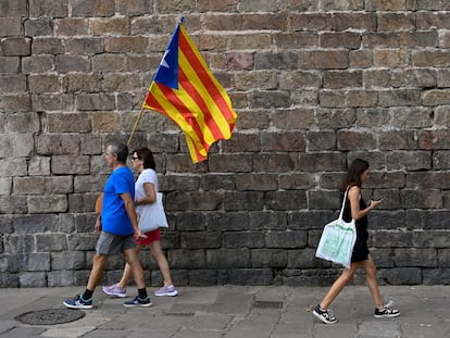 Paseantes y manifestantes en las calles de Barcelona durante la celebración de la Diada, el 11 de septiembre.