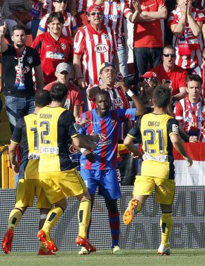 Diop se encara con los aficionados del Atlético