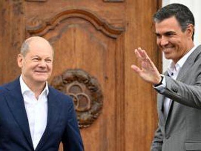 El canciller de Alemania, Olaf Scholz (a la izquierda), junto al presidente de España, Pedro Sánchez, este martes en Meseberg.