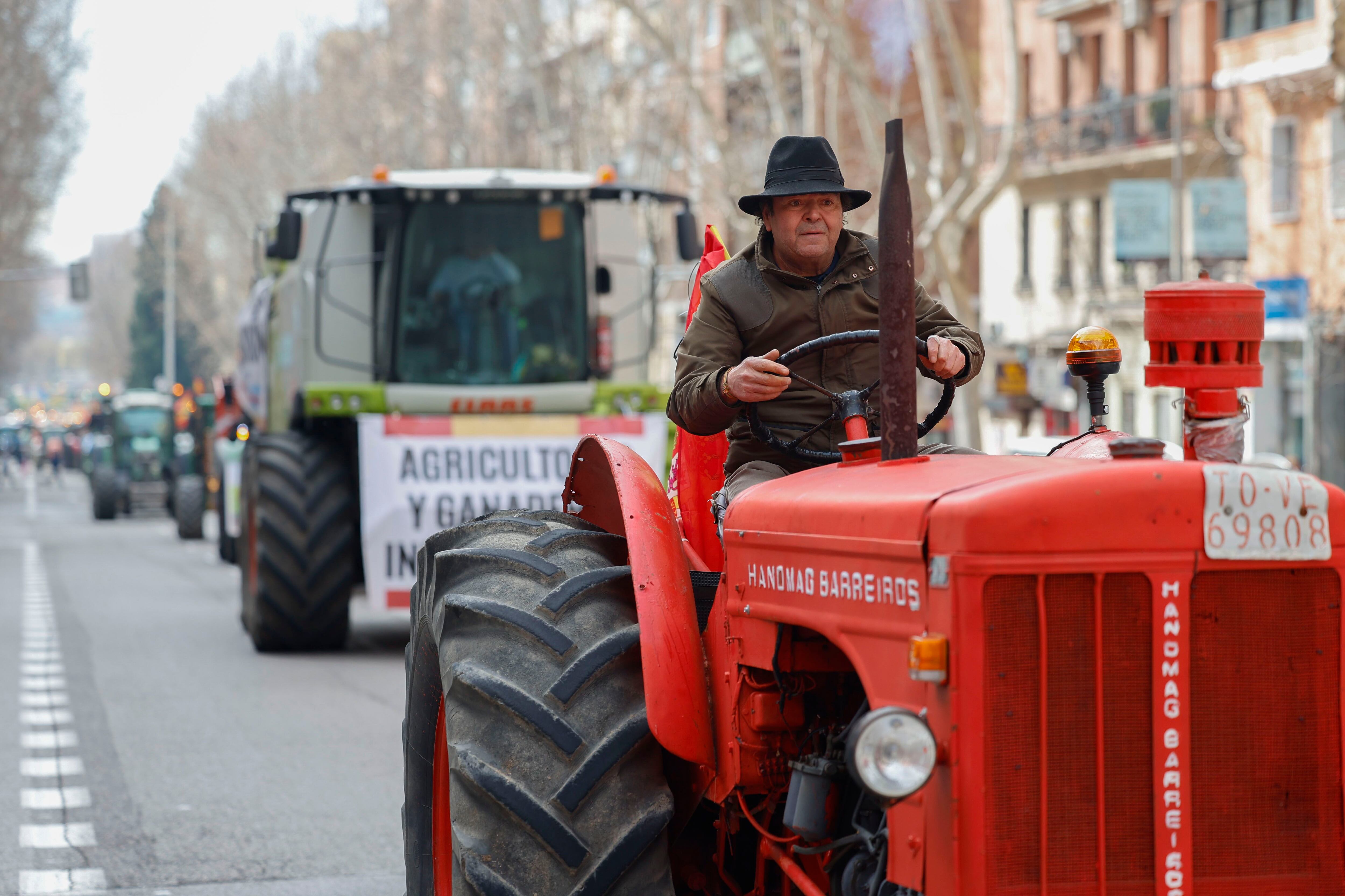 Agricultores procedentes de diversos puntos de España recorren con sus tractores el centro de la capital. 