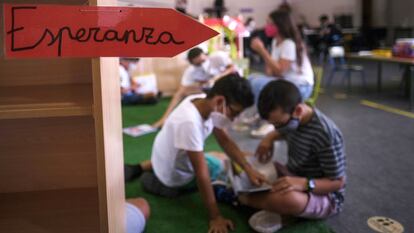 Alumnos del colegio público La Laguna en el nuevo emplazamiento en un centro sociocultural de Los Llanos de Aridane.
