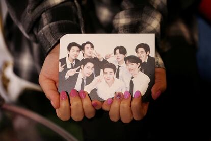 Nini Lee, una fan surcoreana de BTS, posa con una fotografía de sus ídolos.