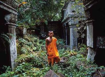 Entre el esplendo de los templos, el viajero puede encontrarse con monjes budistas, como éste, en Beng Mealea, cerca de Angkor.