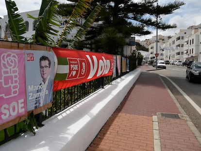 Propaganda electoral del PSOE en Mojácar, el miércoles.