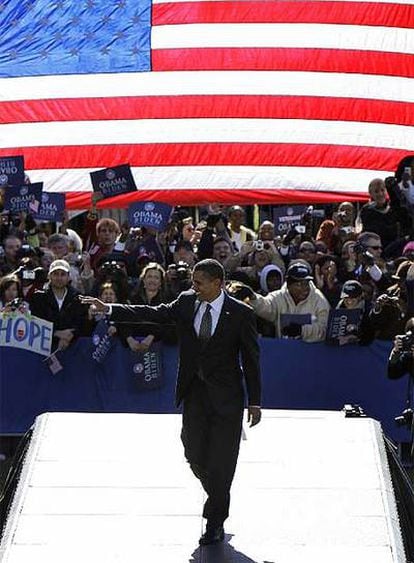 Obama saluda al inicio de un mitin en Raleigh, Carolina del Norte