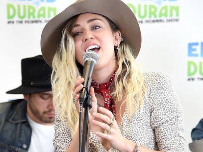 Miley Cyrus presentando su &uacute;ltimo tema en el programa &quot;The Elvis Duran Z100 Morning Show&quot; esta semana en Nueva York.