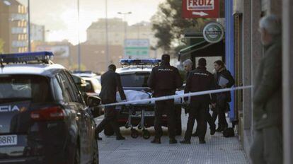 Los forenses retiran el cuerpo de la joven apuñalada en Vigo.