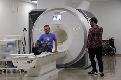 Garéyev, en el Laboratorio de Memoria de la UCLA, durante el estudio de su cerebro